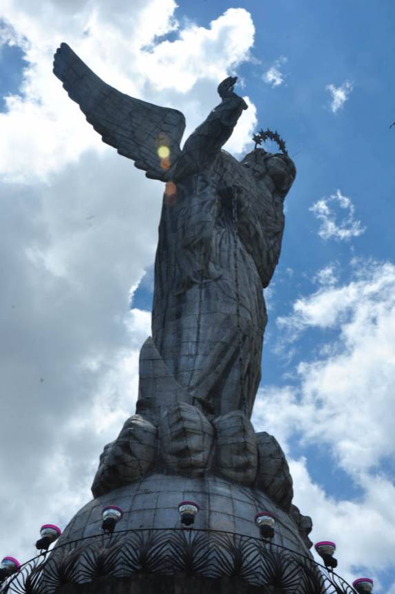 A famosa estátua da Virgen de Quito, sobre o Panecillo, no Equador